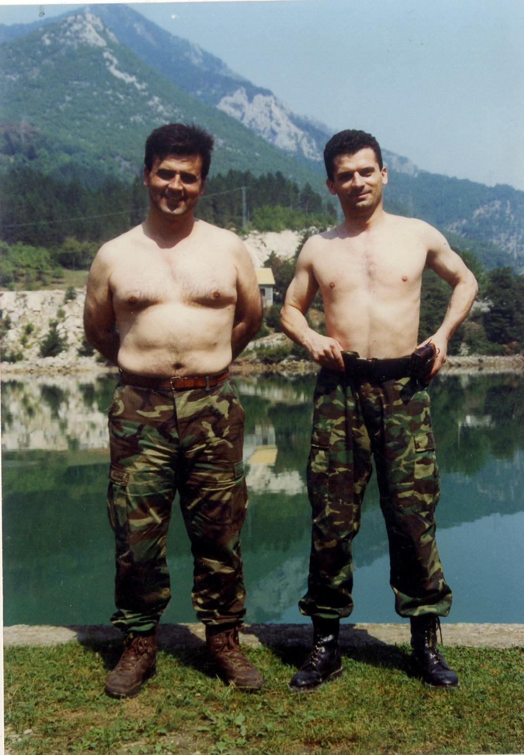 Jablaničko jezero 1993. godine: Komandant Prvog korpusa, general Vahid Karavelić i Fahrudin Radončić tokom pauze prilikom obilaska terena - Avaz