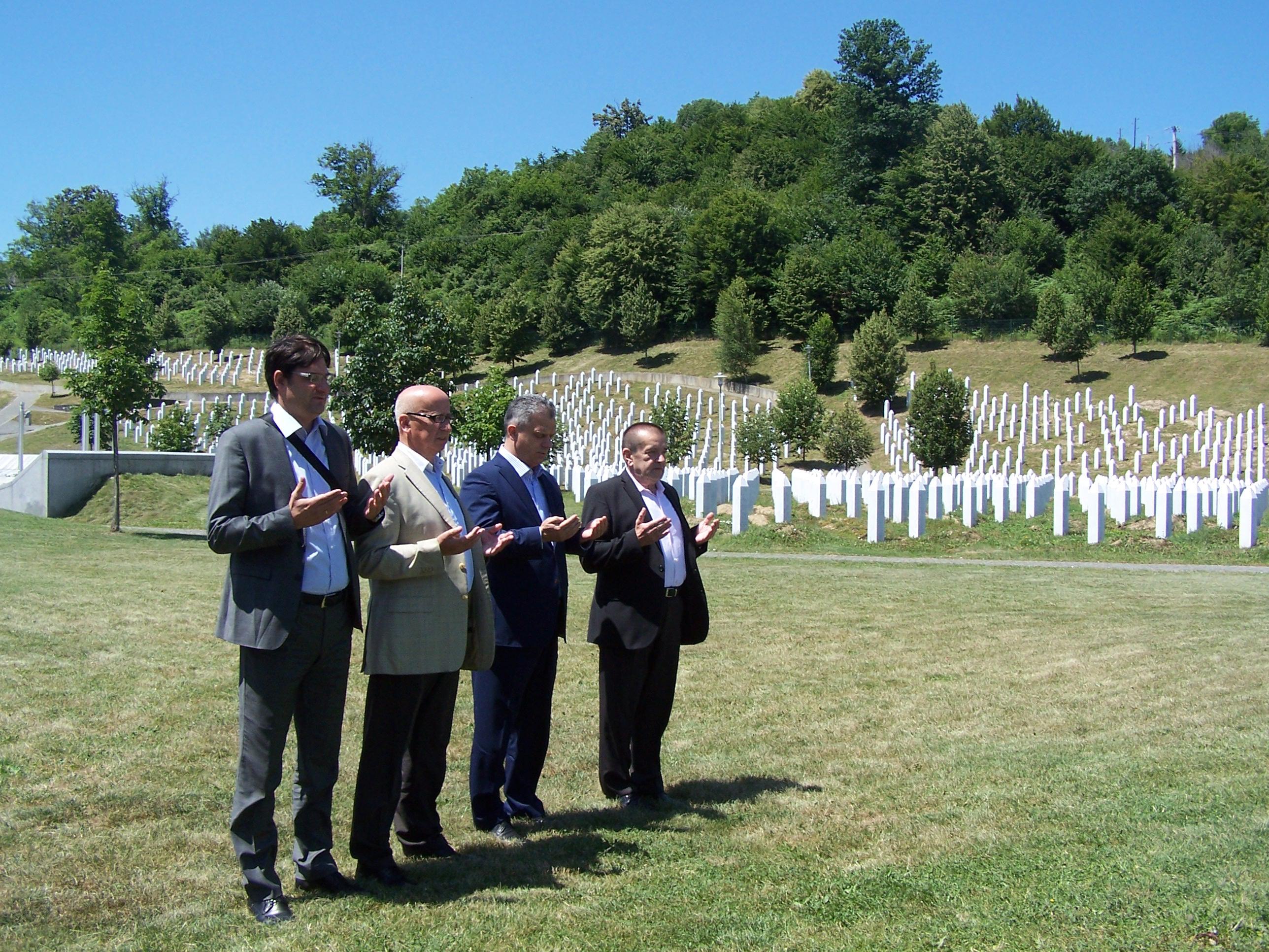 Fahrudin Radončić u julu 2013. godine proučio Fatihu žrtvama genocida koji su srpske snage počinile nad nevinim Bošnjacima Srebrenice - Avaz