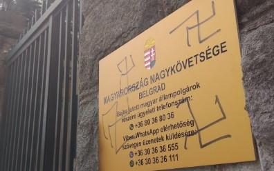 Uvredljivi grafiti na Ambasadi Mađarske u Beogradu