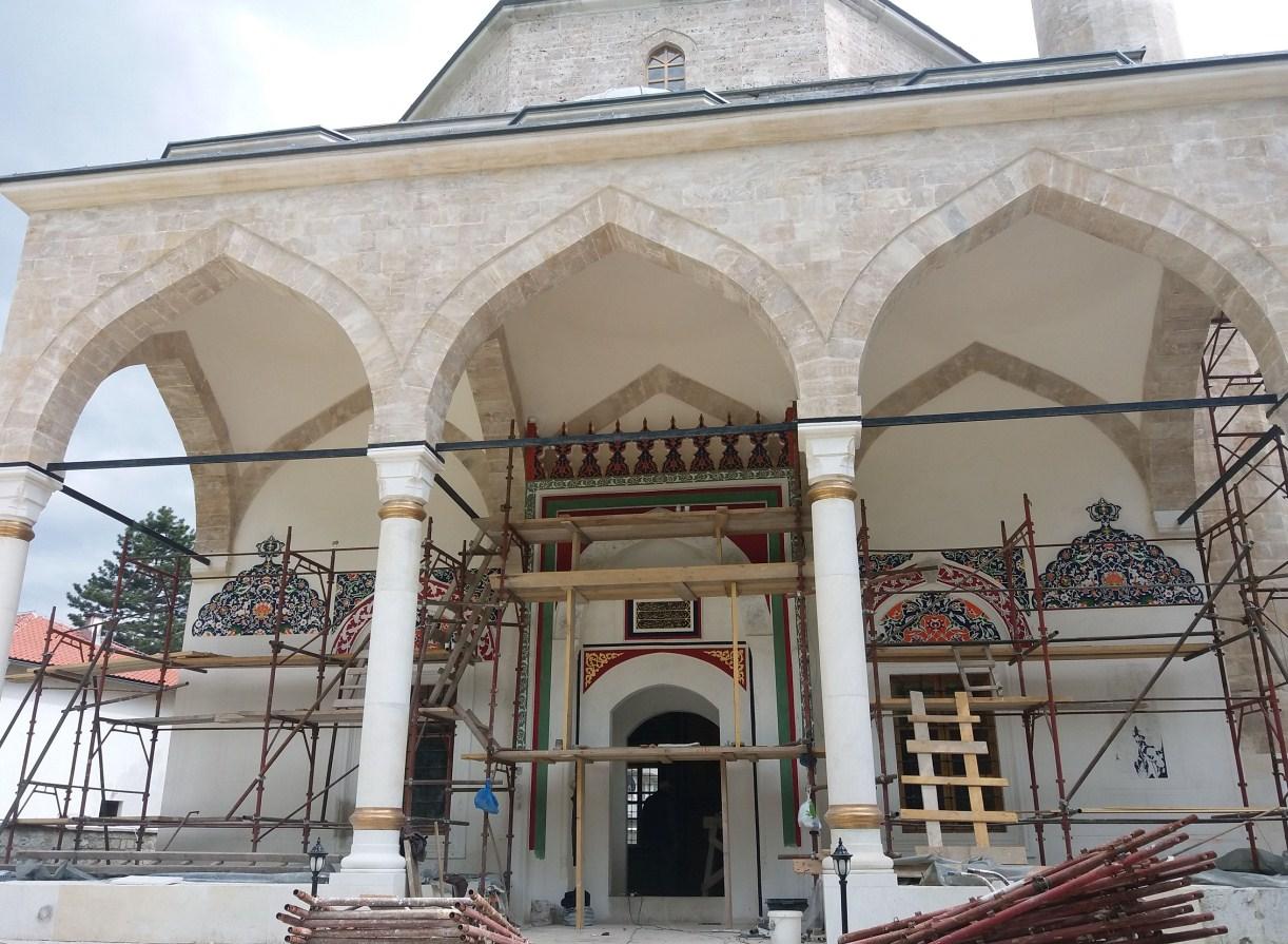 Postavljanje ploča oko džamije - Avaz