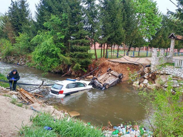 Automobili policije i bjegunaca završili su u rijeci Grlonici - Avaz