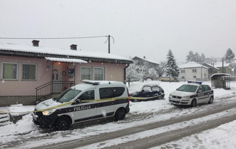 Policija ispred kuće ubijene starice u Zavidovićima - Avaz