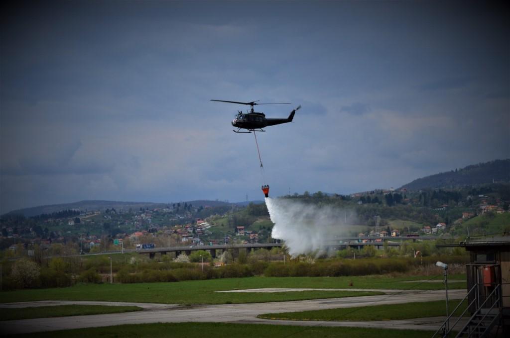 Helikopteri koji nose kantu vode ne mogu gasiti požare!