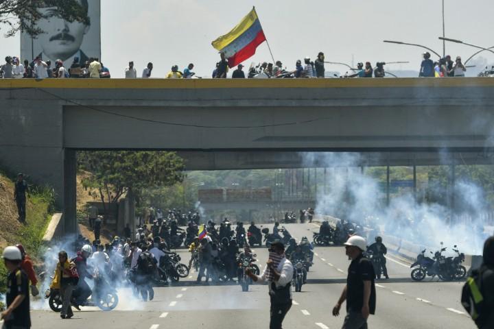 Državni udar u Venecueli: Gvajdo napušta glavni grad, jedan od pukovnika upucan