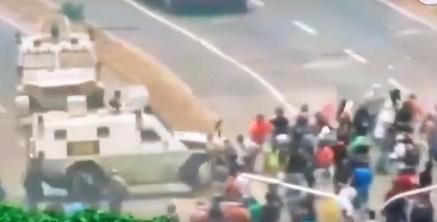 Šokantni snimci iz Karakasa: Oklopno vozilo pregazilo demonstrante