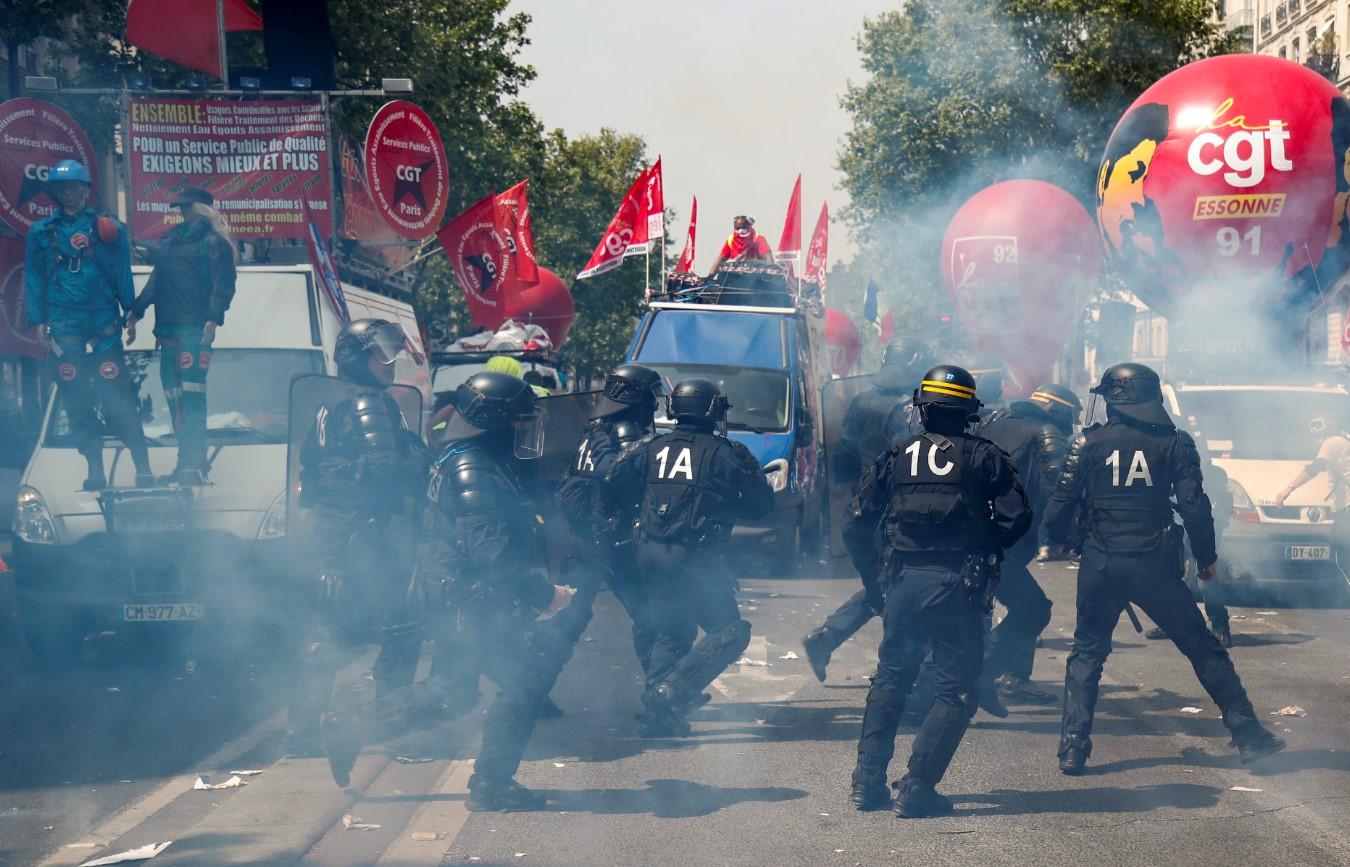 Haos u Parizu: Policajci vukli krvave demonstrante po cesti