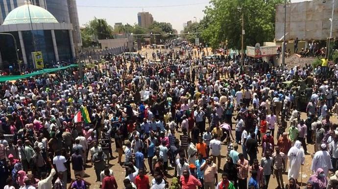 Stotine hiljada demonstranata u Sudanu traži svrgavanje vojne vlasti