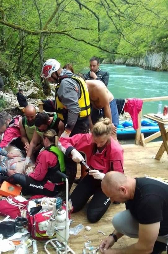 Pogledajte fotografije spašavanja Beograđanke koja je teško povrijeđena na raftingu na Tari