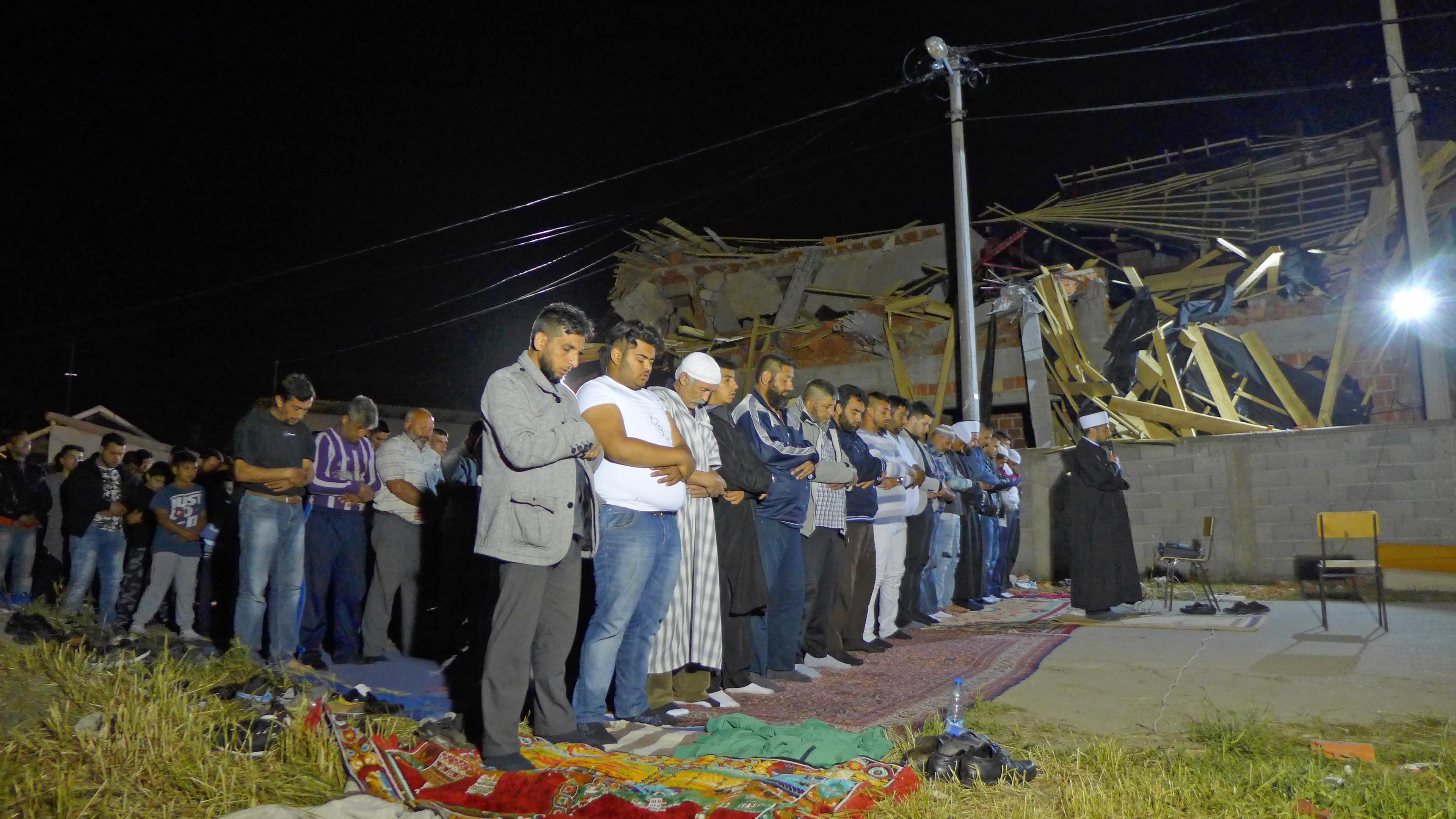 Muslimani Zemun Polja i treći ramazan dočekali u srušenoj džamiji