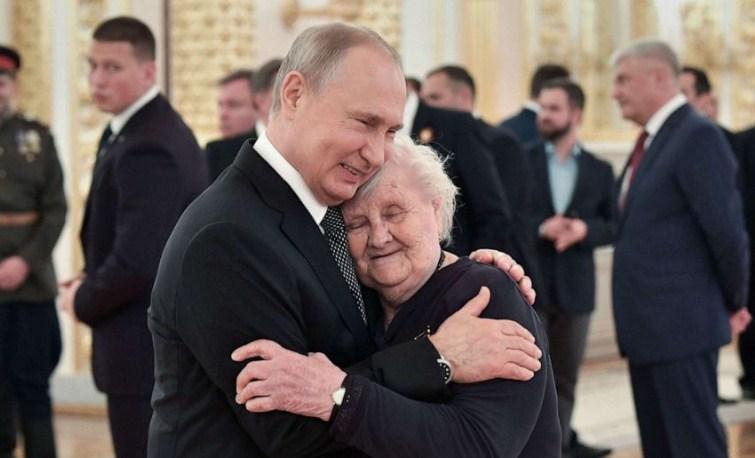 Vladimir Putin i učiteljica Vera Gurevič - Avaz