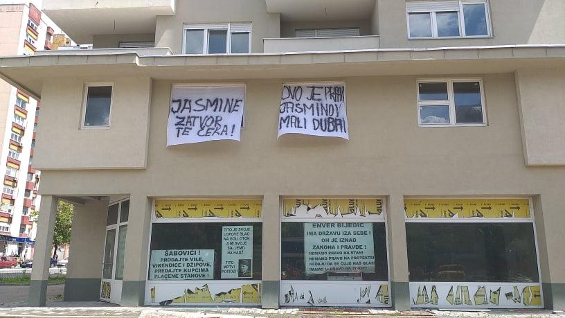 Na zgradi postavljeni novi transparenti - Avaz