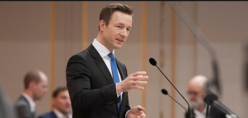 Austrijski ministar izazvao lavinu komentara: Izuo se i u čarapama prošetao parlamentom