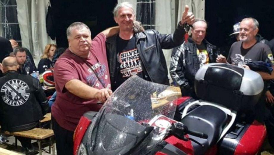 Milioner Jasko poštenjačinu Mitra častio motociklom