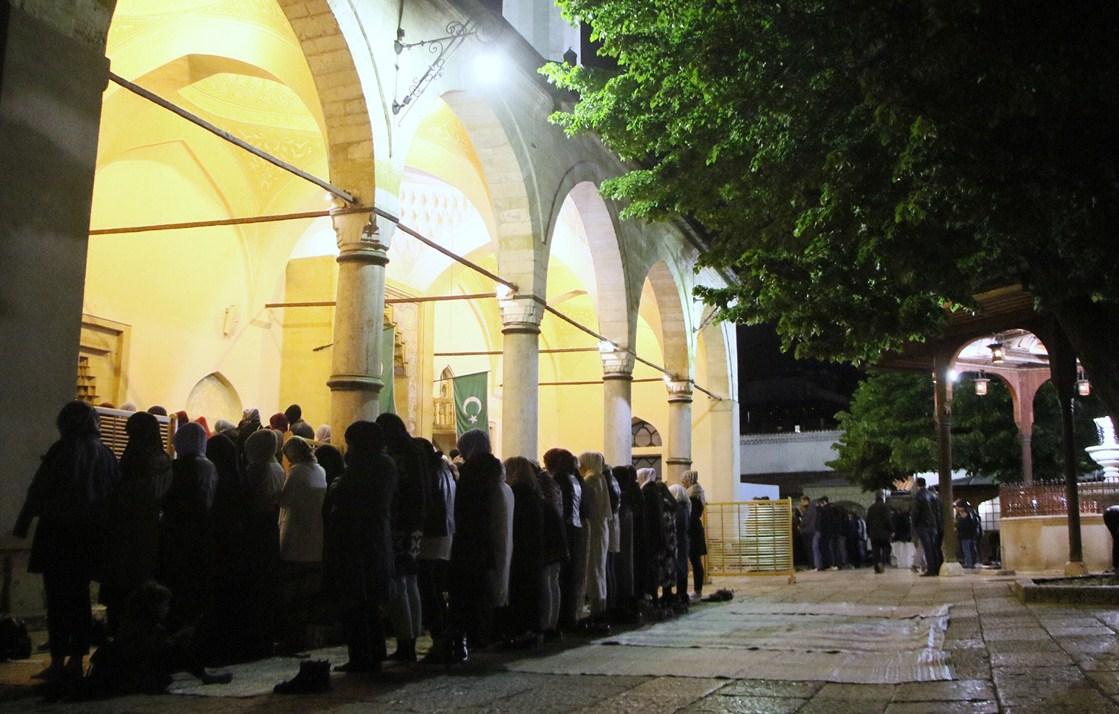 Gazi Husrev – begova džamija puna vijernika - Avaz