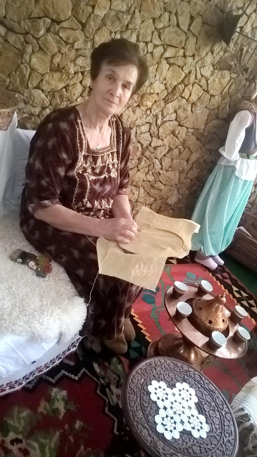 Sabiha Šarić veze goblen na đerđefu - Avaz