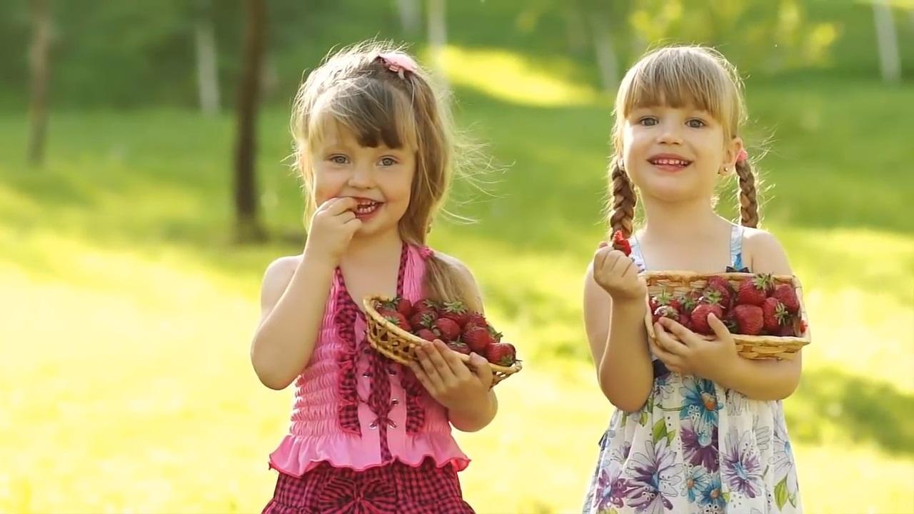 Neka djeca jedu voće - Avaz