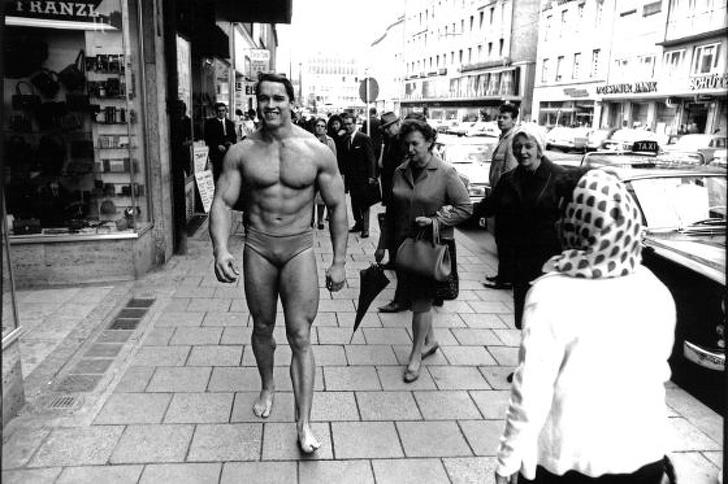 Arnold Švarcneger (Arnold Schwarzenegger) hoda ulicama Minhena 1969. godine samo u kupaćim gaćicama kako bi promovirao svoju teretanu - Avaz