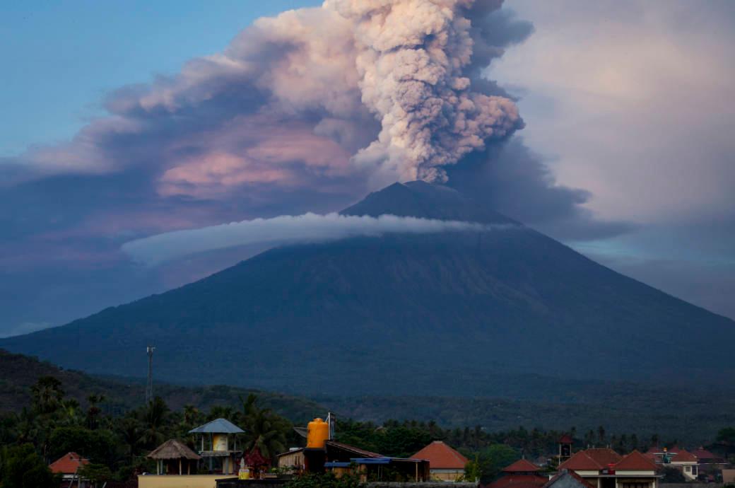 Vulkan na Baliju izbacuje lavu i kamenje na razdaljinu od oko tri kilometra