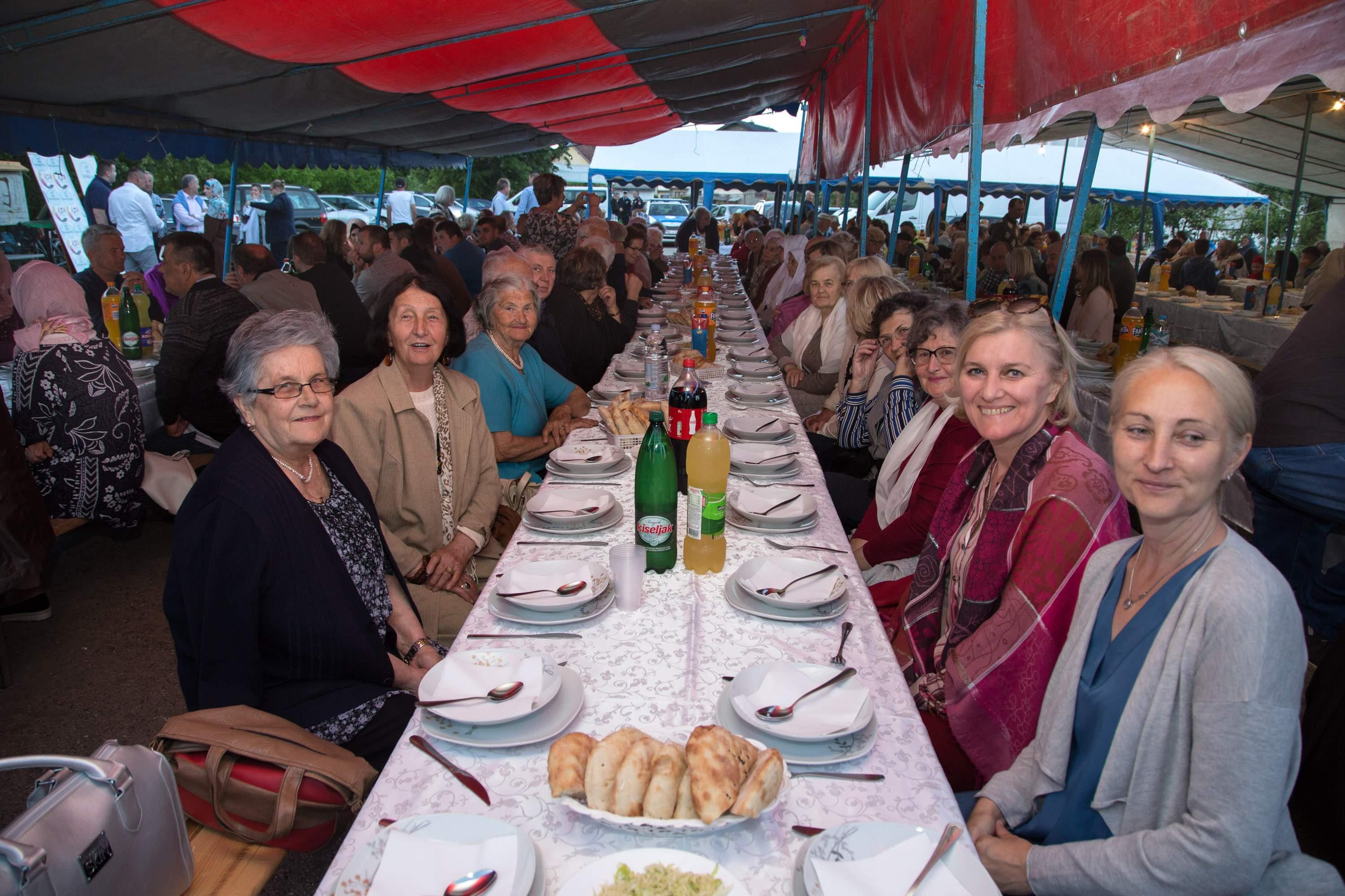 Brojni gosti na iftaru i druženju - Avaz