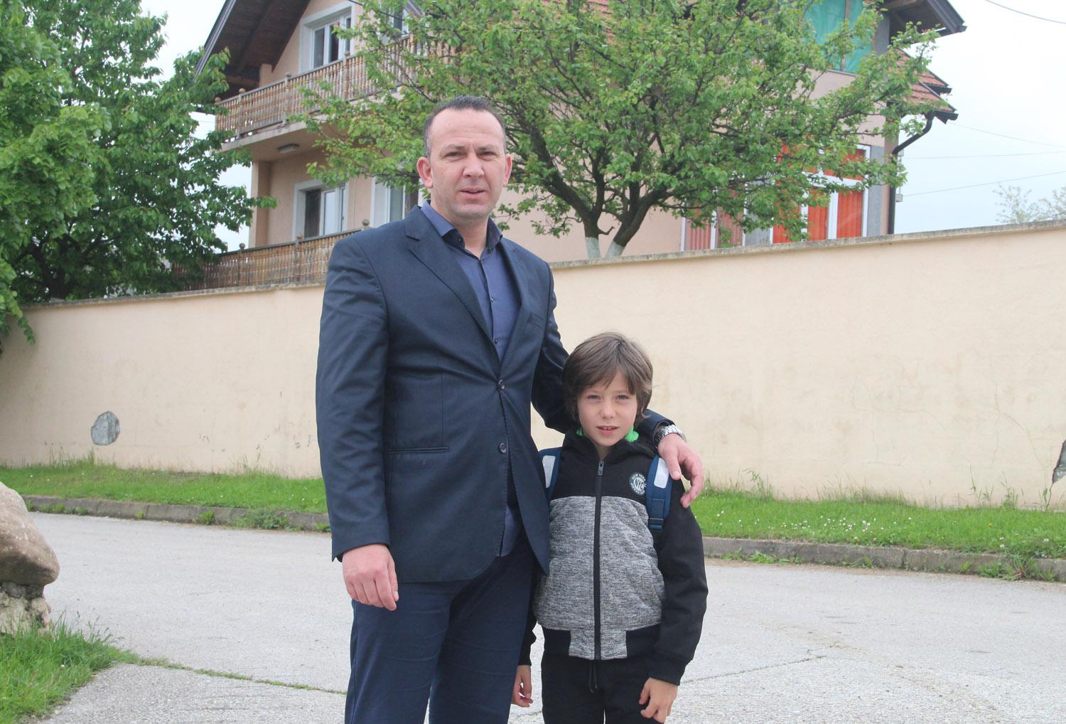 Elvir sa sinom, koji od malih nogu voli fudbal - Avaz