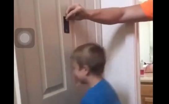 Novi bizarni izazov: Roditelji snimaju djecu dok lupaju glavom o vrata zbog ovog razloga