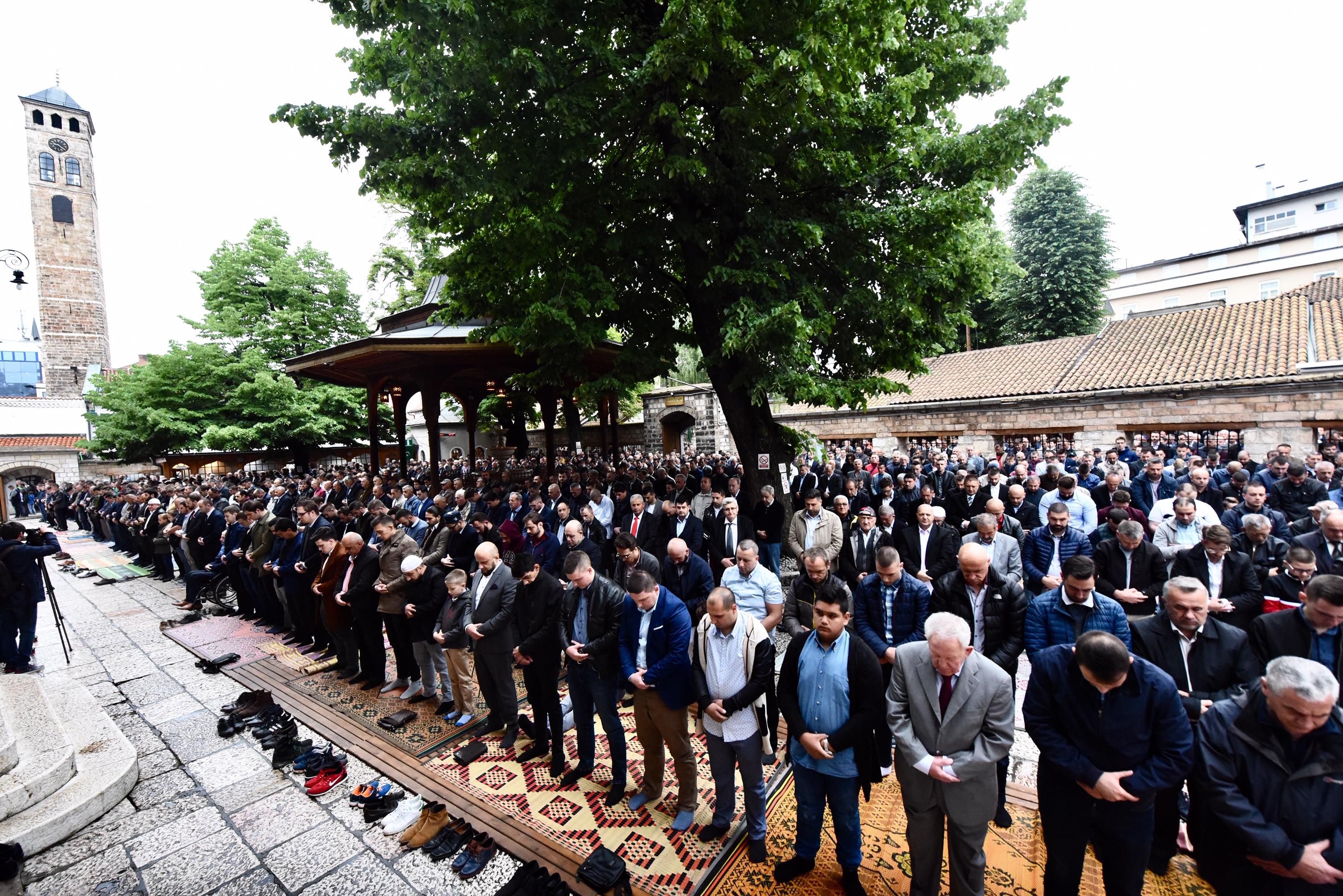 Vjernici klanjali Bajram-namaz u Begovoj džamiji u Sarajevu