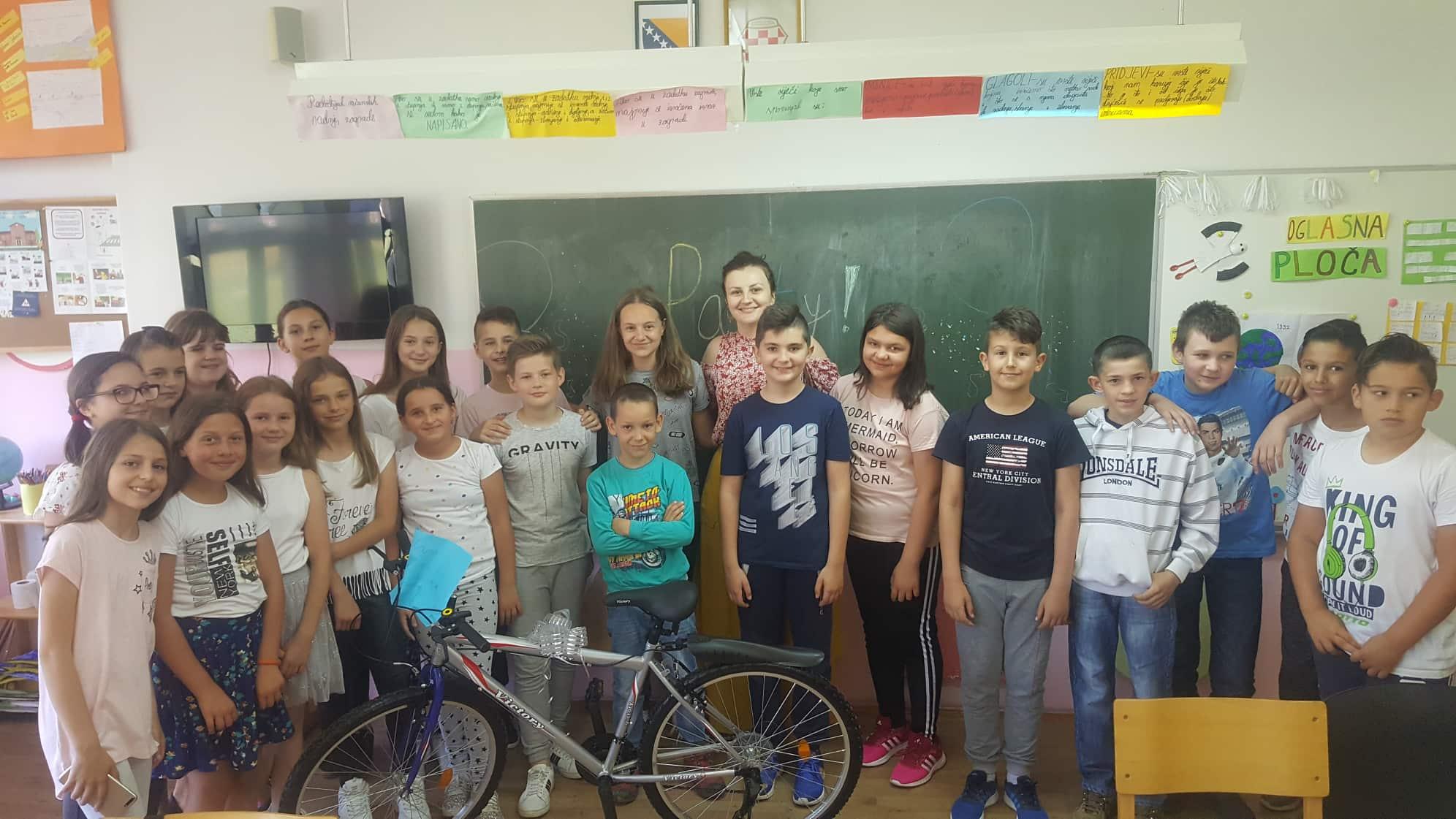 Osnovci s učiteljicom drugaru iz klupe poklonili bicikl