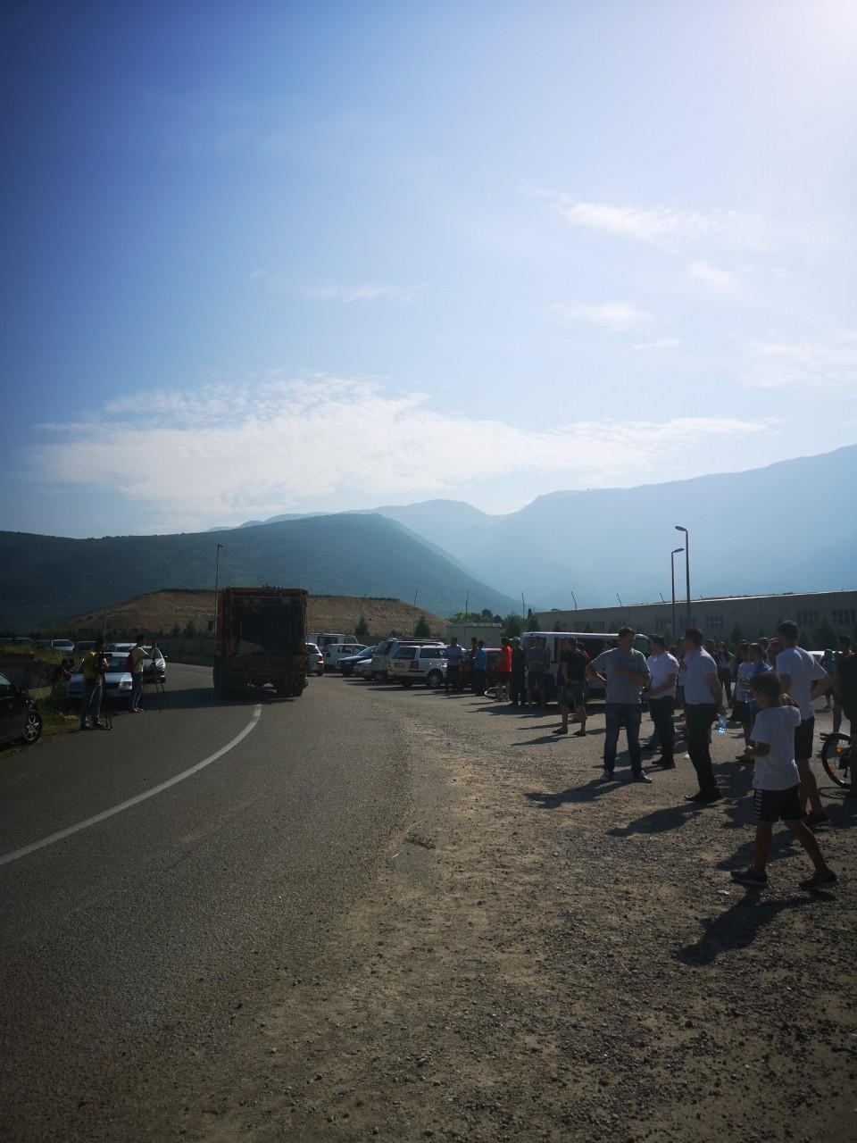 Građani Mostara deveti dan drže blokiranu deponiju "Uborak", na licu mjesta prisutna i policija