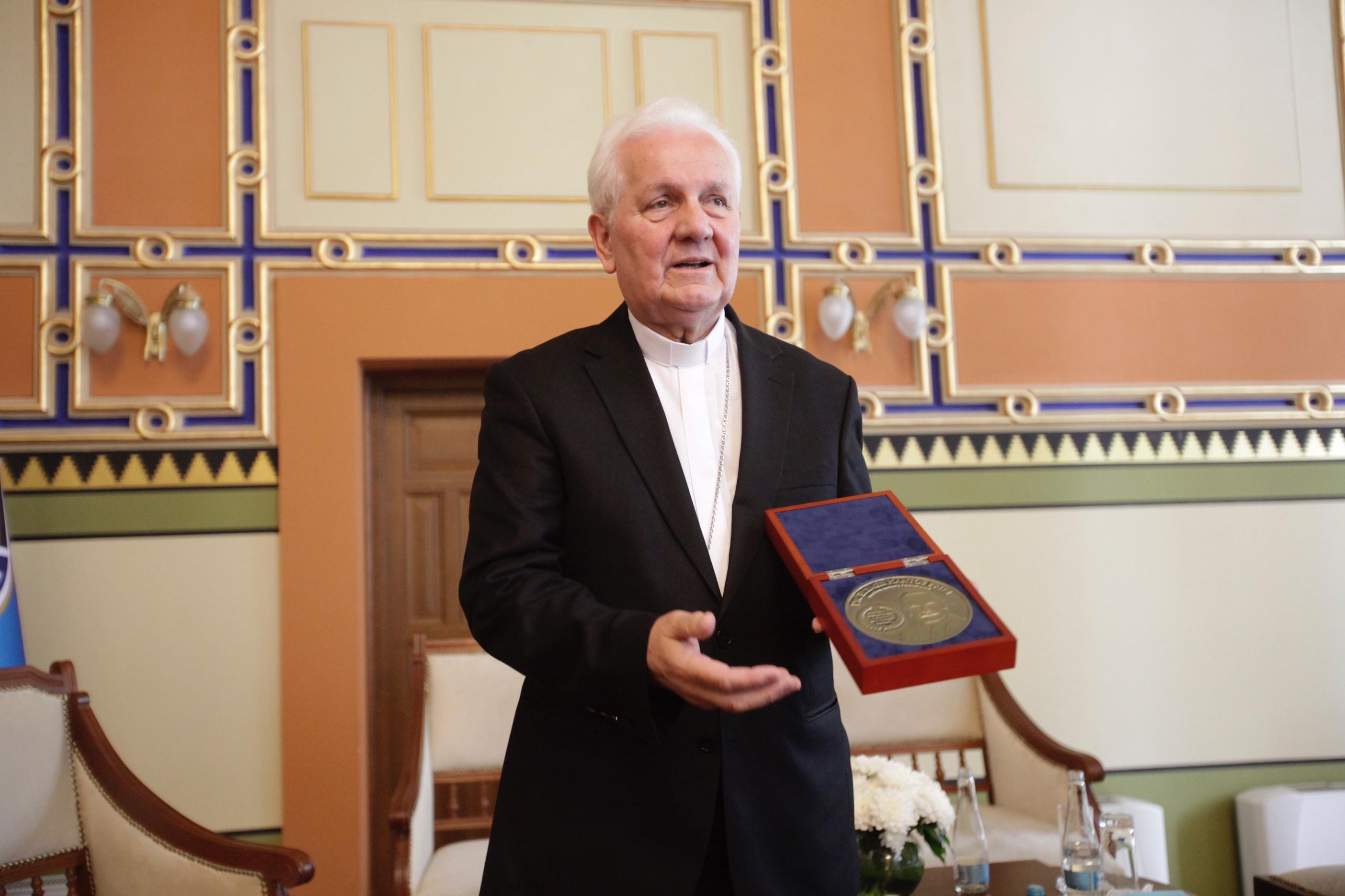 Biskupu Franji Komarici uručena nagrada "Dr. Elemer Hantos"