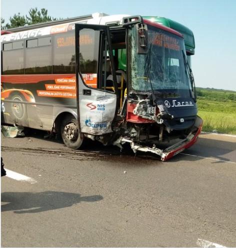 Autobus uništen od siline udara - Avaz
