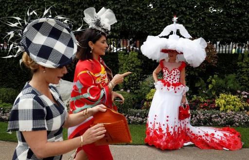 Modne kreacije u Berkširu: Dan za glamurozne šešire na Rojal Eskot konjičkim trkama