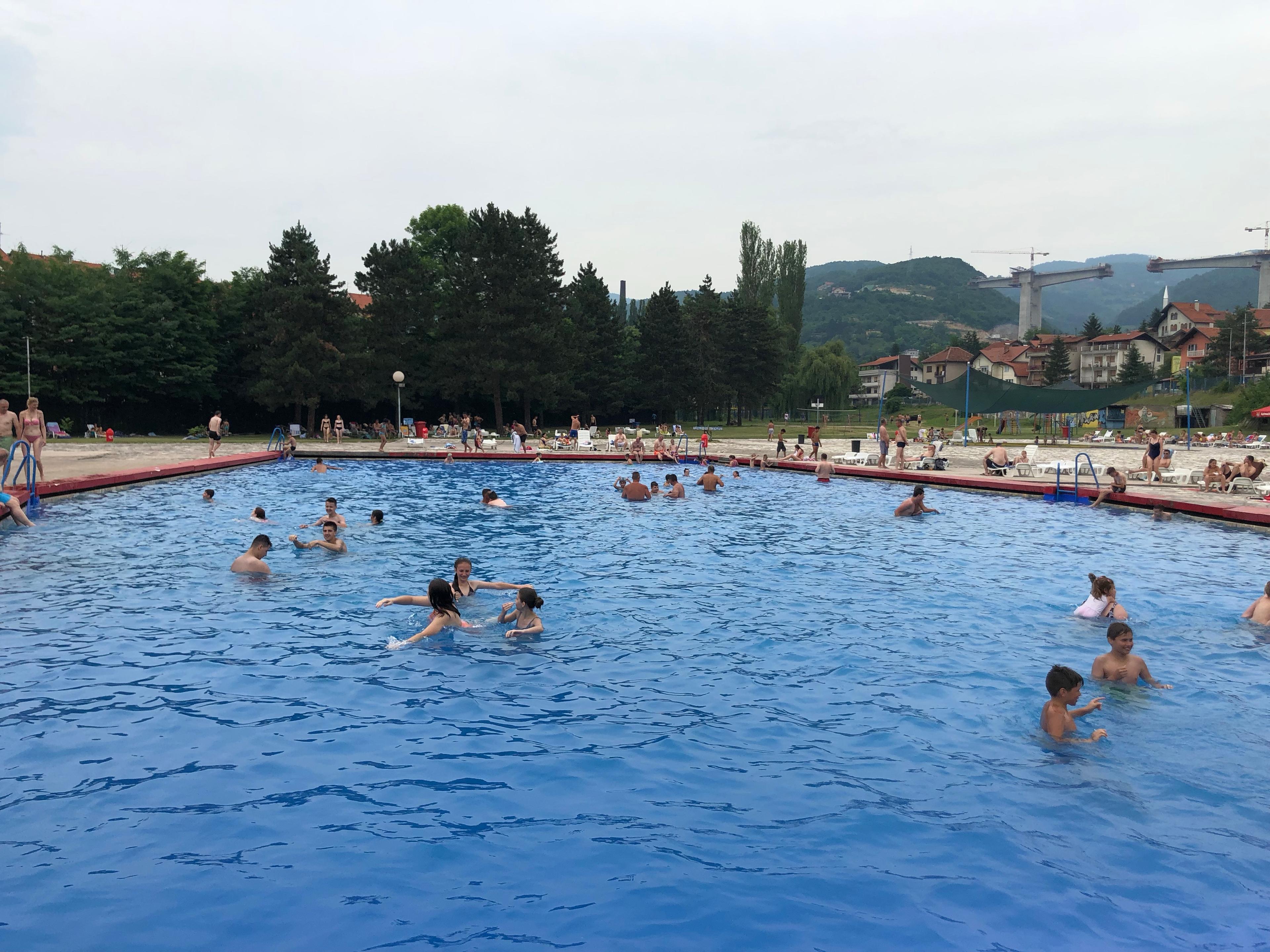 Posjetioci uživaju kupajući se u bazenima - Avaz