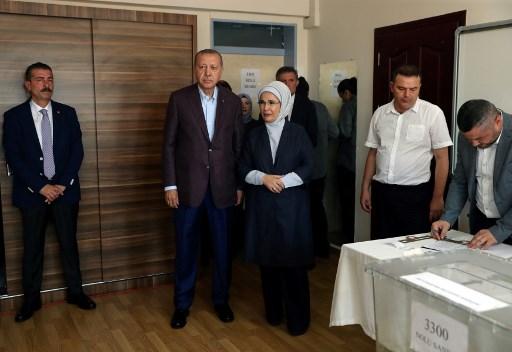 Erdoan sa suprugom tokom glasanja - Avaz