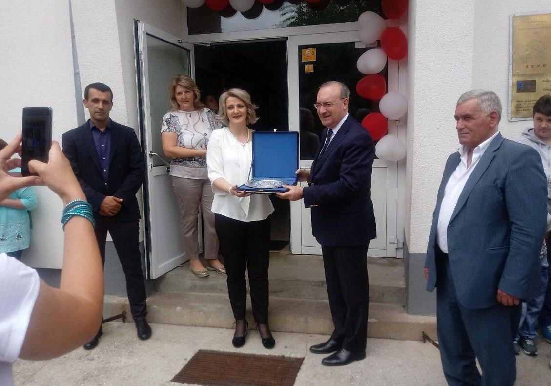 Turski ambasador posjetio OŠ "Prača" i donirao minibus