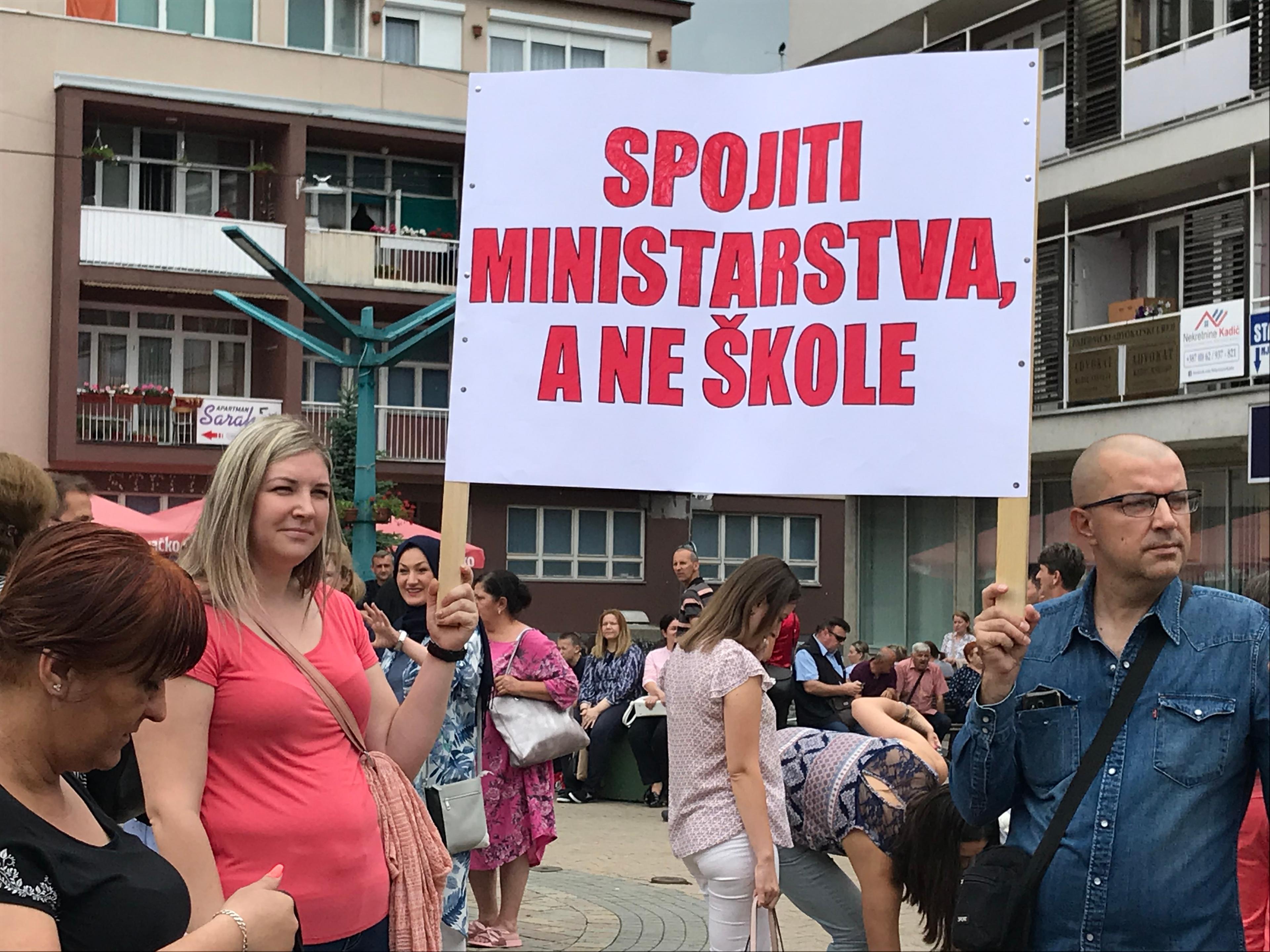 Prosvjetni radnici u Bihaću poručili: Školska godina u septembru neće početi ako se zahtjevi ne ispoštuju