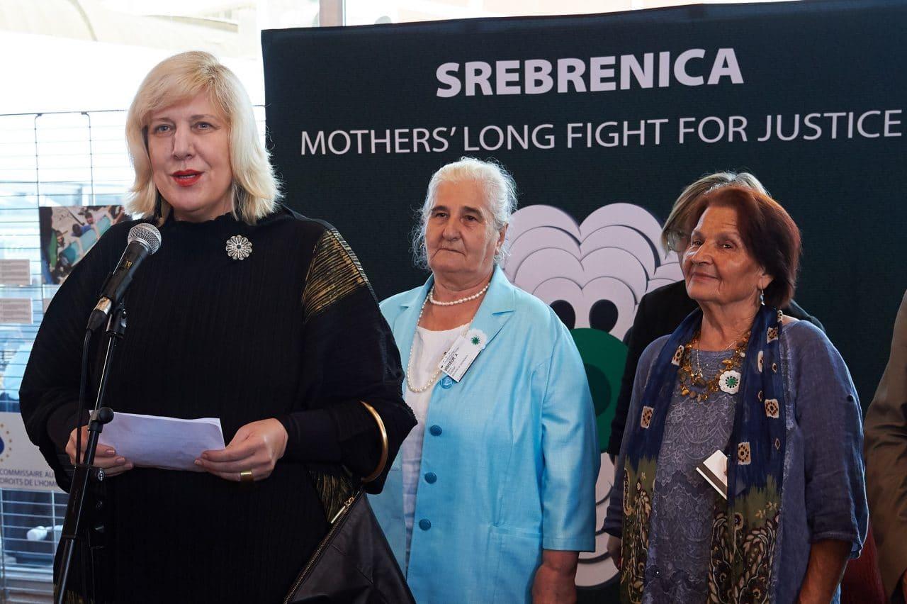 Strazbur: Mijatović uz prisustvo Munire Subašić i Kade Hotić, predstavila izložbu "Srebrenica - duga borba majki za pravdu" - Avaz