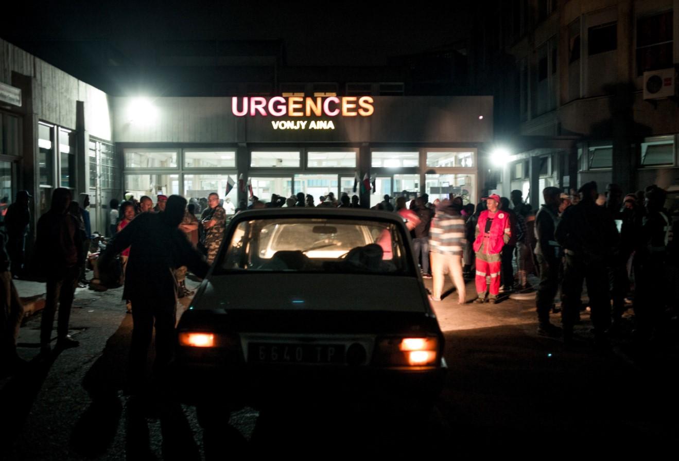 Ljudi okupljeni ispred bolnice u glavnom gradu - Avaz