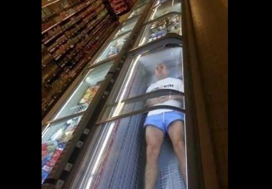 Kolko je upeklo najbolje pokazuje ovaj muškarac: Legao u frižider kako bi se rashladio