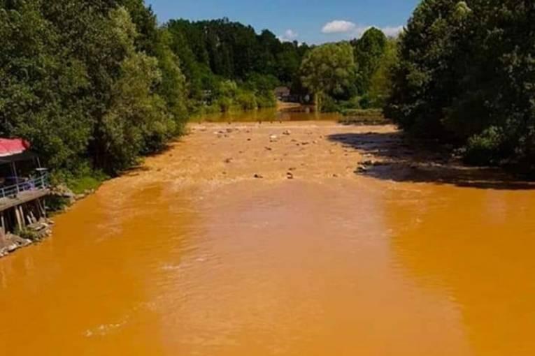 Rijeka u BiH primila neobičnu boju: Da li je na pomolu ekološka katastrofa?