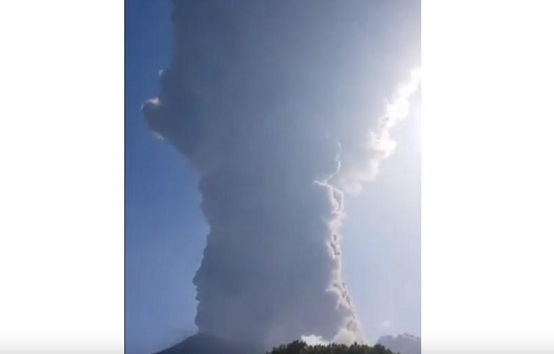 Pogledajte kako to izgleda kad eruptira vulkan: Turisti od straha skakali u more