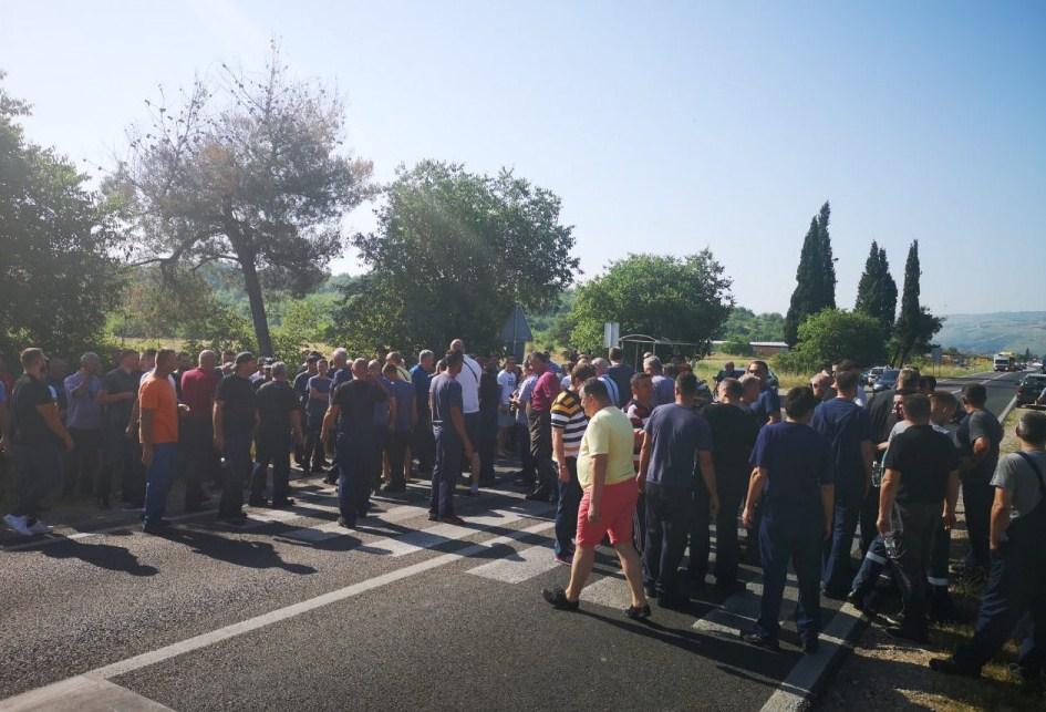 Nezadovoljni radnici "Aluminija" jučer blokirali saobraćajnicu u Mostaru - Avaz