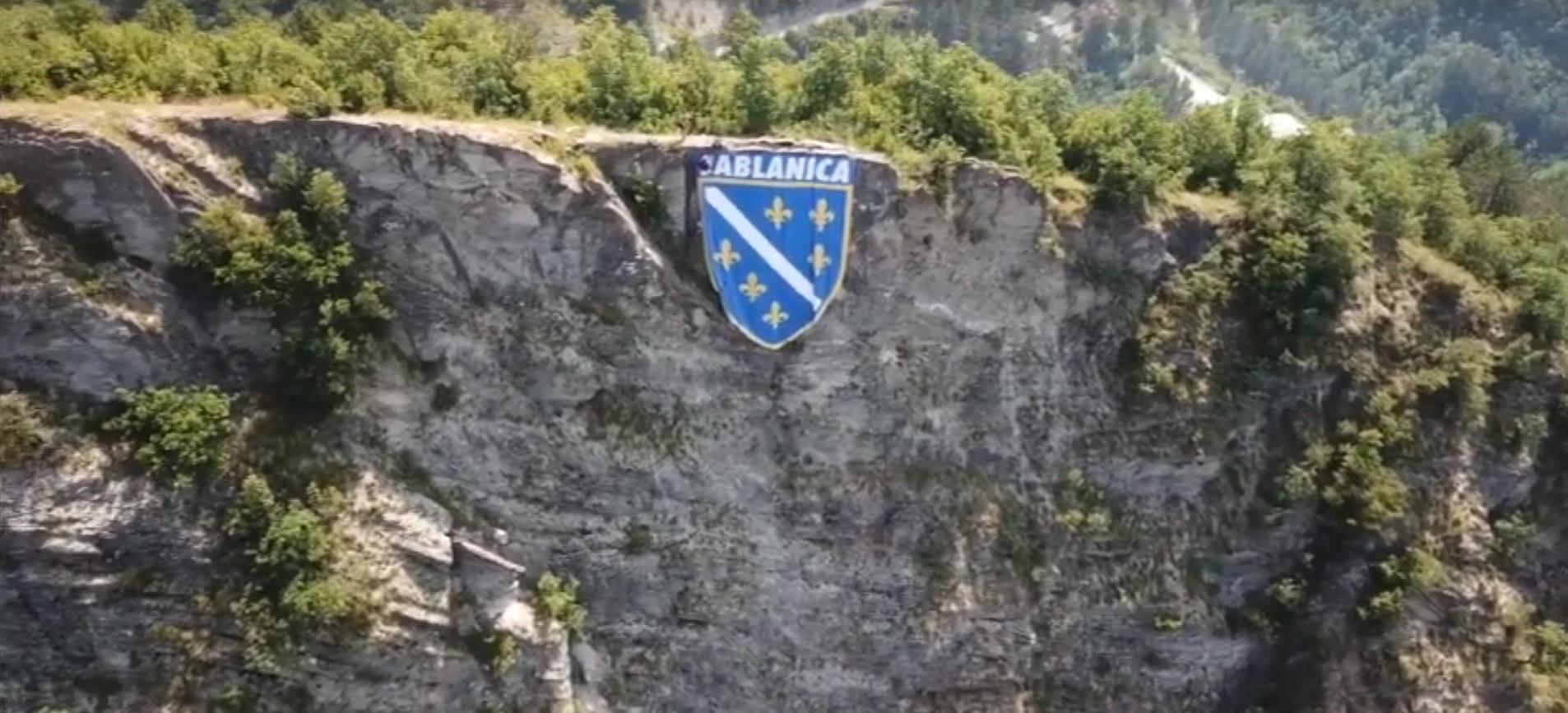 Ogromna zastava s ljiljanima postavljena iznad Jablanice