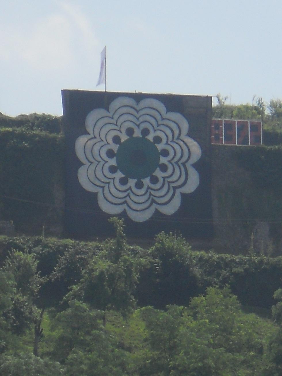 Na zidinama maglajske Gradine ponovno se nalazi  baner sa ''Cvijetom Srebrenice'' - Avaz