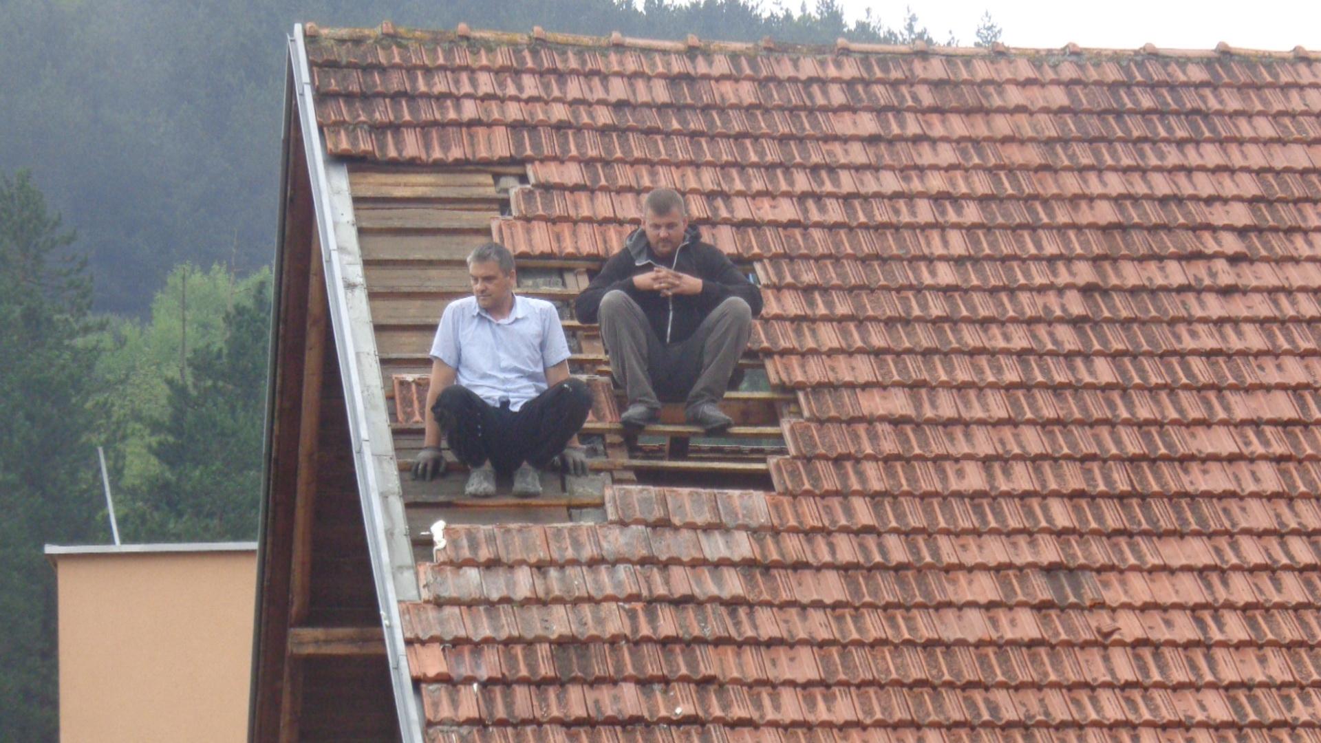Mještani saniraju krovove - Avaz
