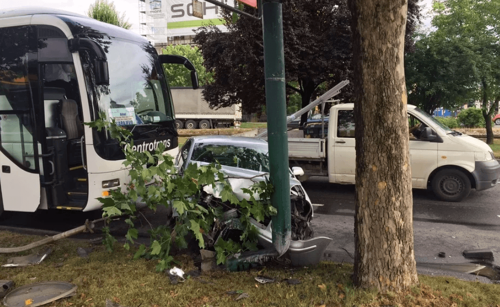 Na autobusu i vozilu nastala materijalna šteta - Avaz