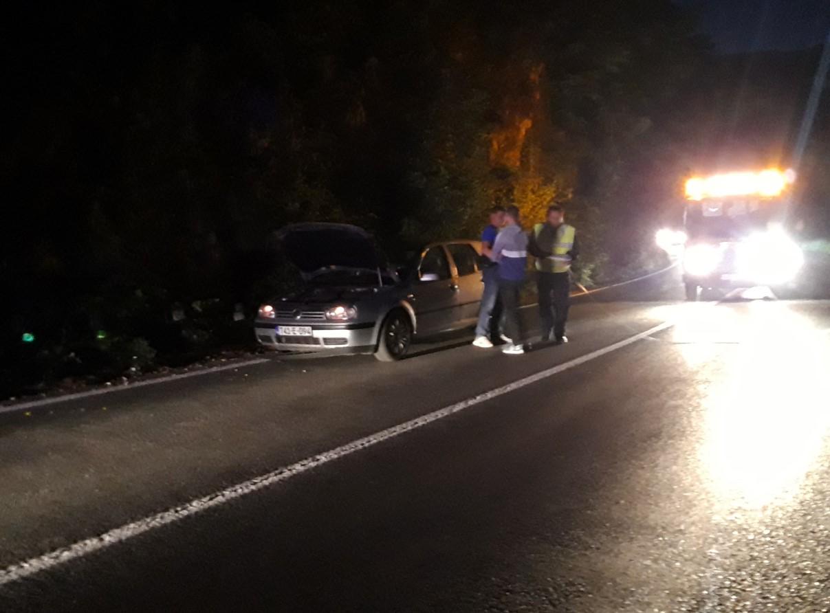Saobraćajna nesreća u Konjicu, Golfom naletio na odron na cesti