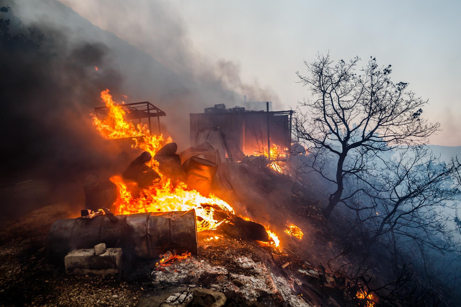 Spriječeno širenje požara na obližnju šumu - Avaz