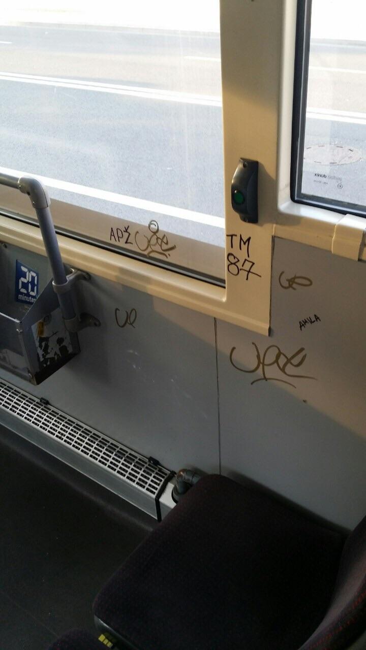 Ispisani grafiti u novom trolejbusu