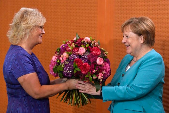 Angelu Merkel kolege dočekali cvijećem i čestitkama - Avaz