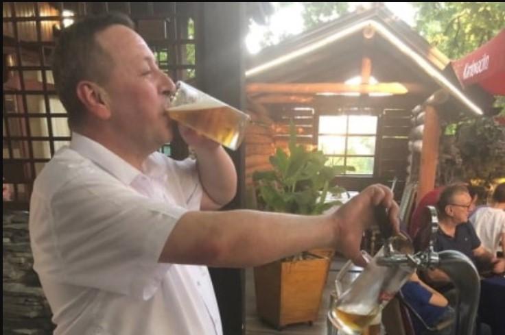 Konobar iz Sarajeva sa sto ruku: Pije i toči pivo u isto vrijeme